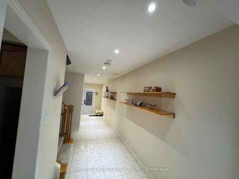 Photo 3 at 14 Barr Crescent, Bayview Northeast, Aurora