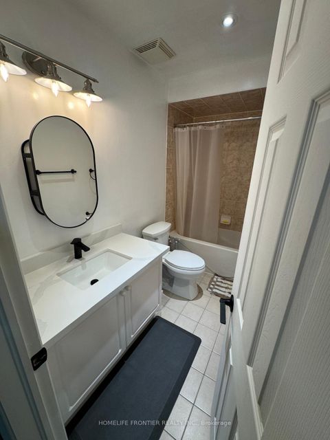 Photo 12 at 14 Barr Crescent, Bayview Northeast, Aurora