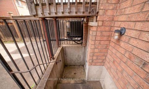 Photo 17 at 14 Barr Crescent, Bayview Northeast, Aurora