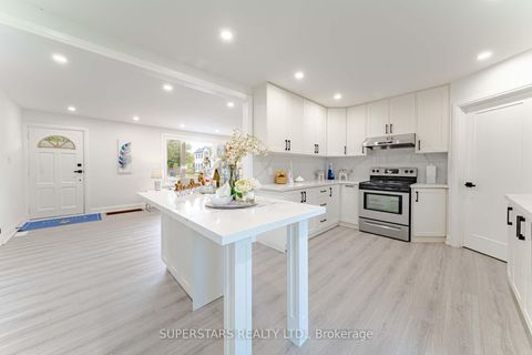 Photo 3 at 88 Castle Hill Drive, L'Amoreaux, Toronto