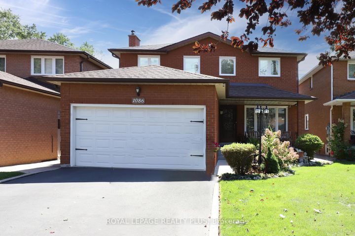 Photo 2 at 1086 Hedge Drive, Lakeview, Mississauga