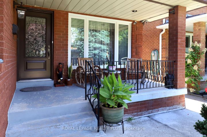 Photo 4 at 1086 Hedge Drive, Lakeview, Mississauga