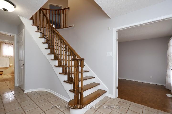 Photo 6 at 1086 Hedge Drive, Lakeview, Mississauga
