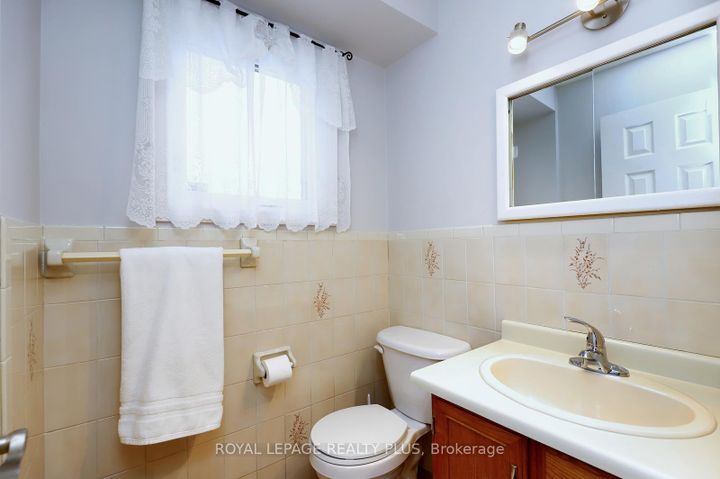 Photo 16 at 1086 Hedge Drive, Lakeview, Mississauga