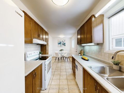 Photo 10 at 30 Eagleview Crescent, Steeles, Toronto