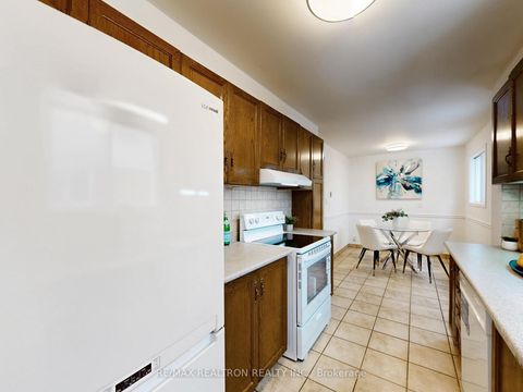 Photo 11 at 30 Eagleview Crescent, Steeles, Toronto