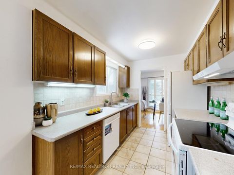 Photo 12 at 30 Eagleview Crescent, Steeles, Toronto