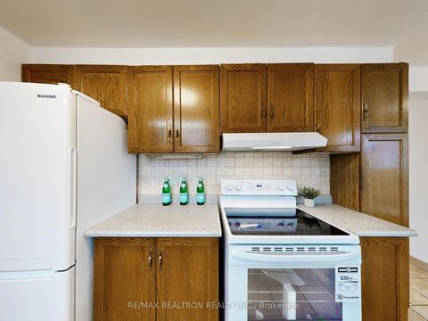 Photo 13 at 30 Eagleview Crescent, Steeles, Toronto