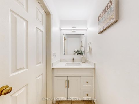 Photo 18 at 30 Eagleview Crescent, Steeles, Toronto