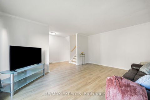 Photo 3 at 242 Milestone Crescent, Aurora Village, Aurora