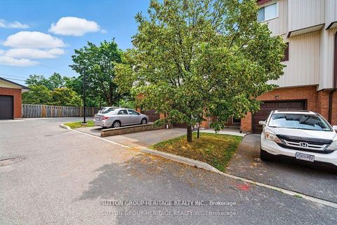 Photo 2 at 29 - 601 Galahad Drive, Eastdale, Oshawa