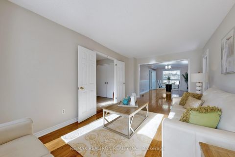 Photo 4 at 204 Chelwood Drive, Brownridge, Vaughan