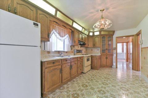 Photo 8 at 135 Jay Street, Maple Leaf, Toronto