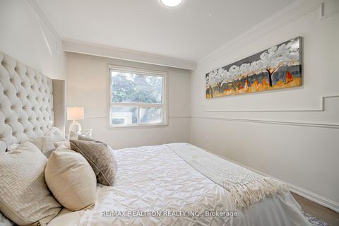 Photo 17 at 31 Sussex Avenue, Crosby, Richmond Hill