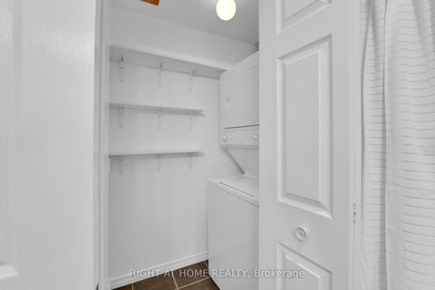 Photo 16 at 710 - 2 Maison Parc Court, Lakeview Estates, Vaughan