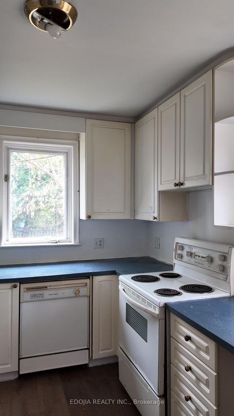 Photo 4 at 251 Spring Garden Avenue, Willowdale East, Toronto