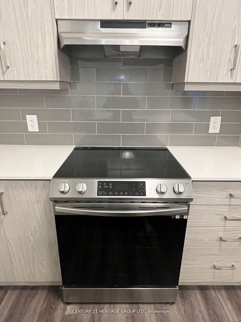 Photo 5 at 78 - 39 Honeycrisp Crescent, Concord, Vaughan