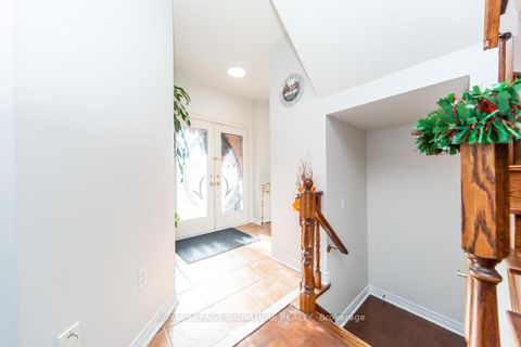 Photo 4 at 40 Tuscana Boulevard, Patterson, Vaughan