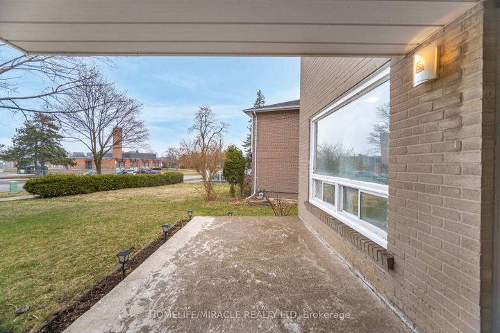 Photo 3 at 345 Silverstone Drive, Clairville, Toronto