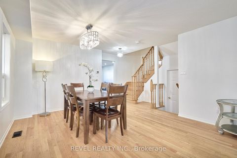 Photo 3 at 35 Manordale Crescent, Vellore Village, Vaughan