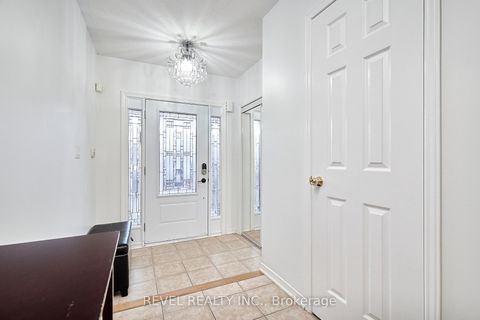 Photo 4 at 35 Manordale Crescent, Vellore Village, Vaughan