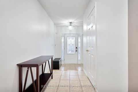 Photo 5 at 35 Manordale Crescent, Vellore Village, Vaughan