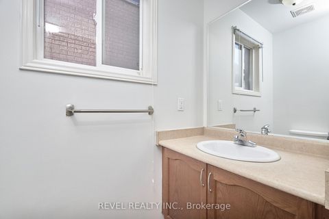 Photo 6 at 35 Manordale Crescent, Vellore Village, Vaughan