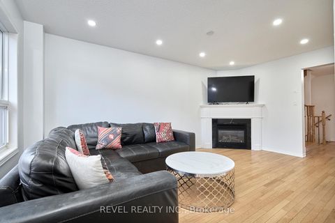 Photo 9 at 35 Manordale Crescent, Vellore Village, Vaughan