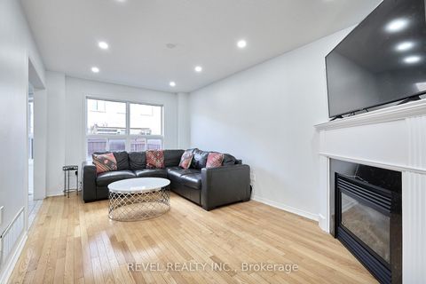 Photo 10 at 35 Manordale Crescent, Vellore Village, Vaughan