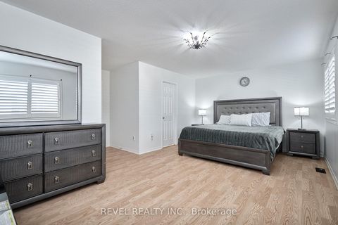 Photo 14 at 35 Manordale Crescent, Vellore Village, Vaughan