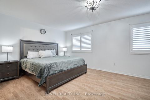 Photo 15 at 35 Manordale Crescent, Vellore Village, Vaughan