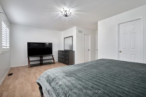 Photo 16 at 35 Manordale Crescent, Vellore Village, Vaughan
