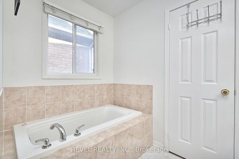 Photo 18 at 35 Manordale Crescent, Vellore Village, Vaughan