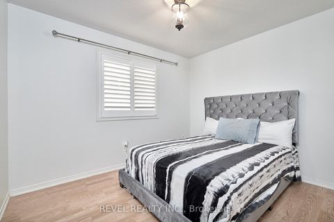 Photo 19 at 35 Manordale Crescent, Vellore Village, Vaughan