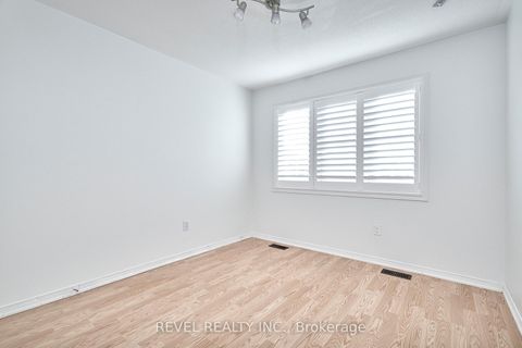 Photo 21 at 35 Manordale Crescent, Vellore Village, Vaughan