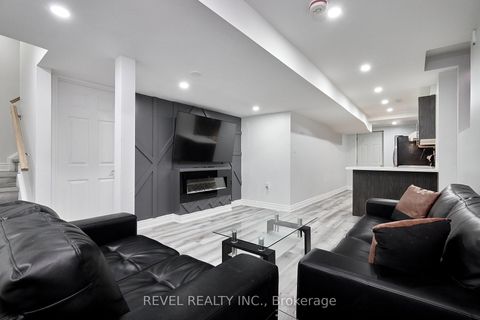 Photo 26 at 35 Manordale Crescent, Vellore Village, Vaughan