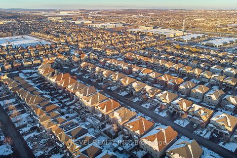 Photo 37 at 35 Manordale Crescent, Vellore Village, Vaughan