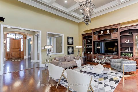 Photo 11 at 39 Fiorello Court, Vellore Village, Vaughan