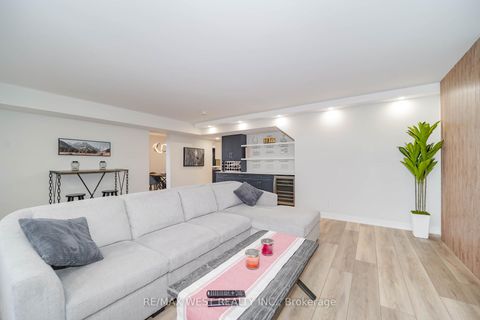 Photo 2 at D14 - 300 Mill Road, Markland Wood, Toronto