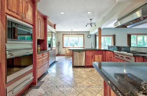 Photo 13 at 7 Sulgrave Crescent, Windfields, Toronto