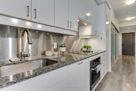 Photo 9 at 1002 - 426 University Avenue, Chinatown, Toronto