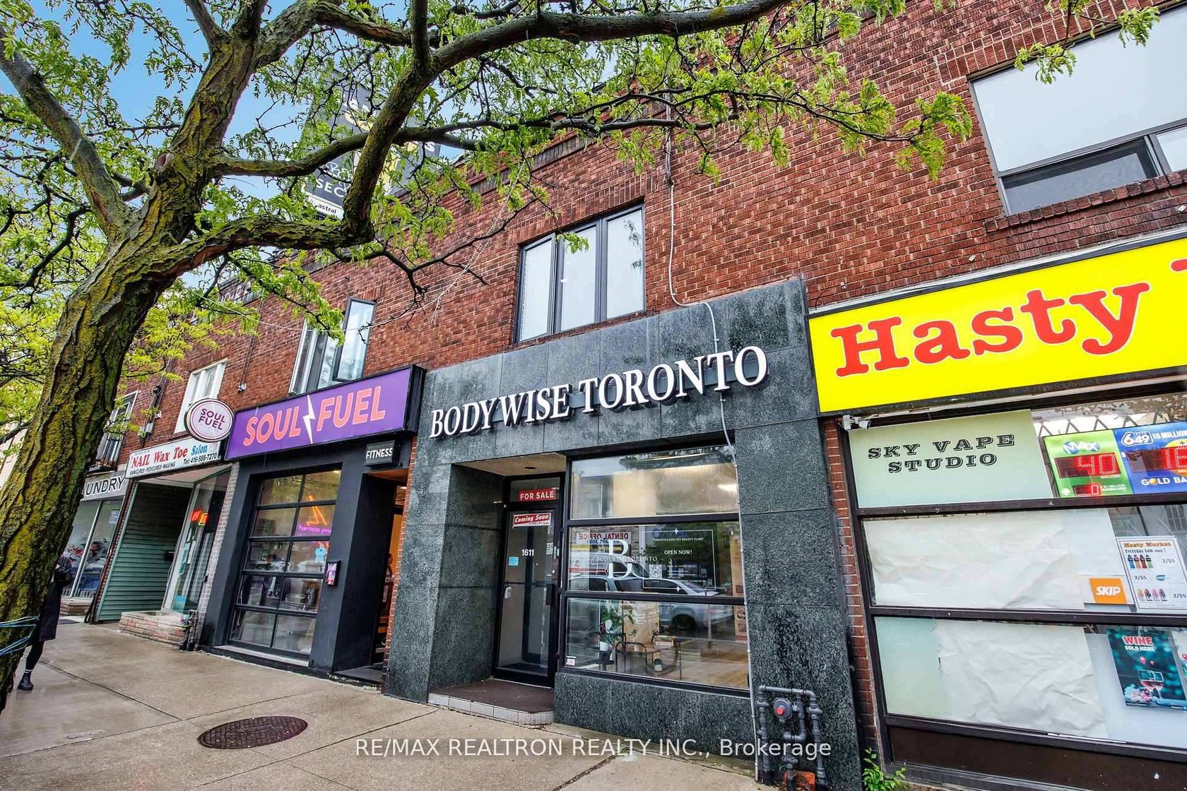 1611 Bloor Street W, Swansea, Toronto photo number 2