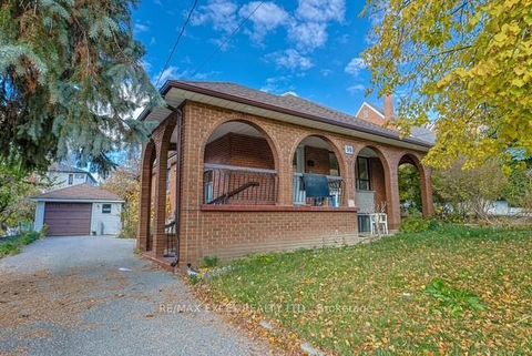 Photo 2 at 90 Flamborough Drive E, Amesbury, Toronto
