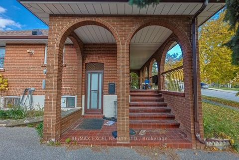 Photo 3 at 90 Flamborough Drive E, Amesbury, Toronto