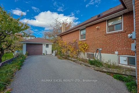 Photo 4 at 90 Flamborough Drive E, Amesbury, Toronto