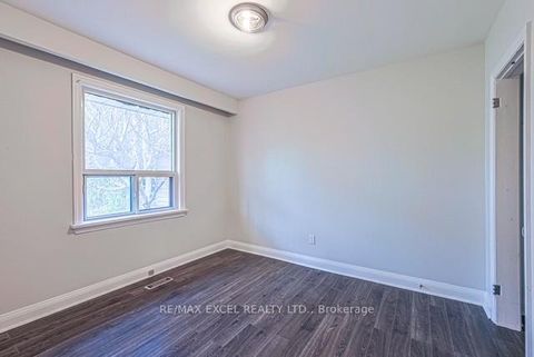 Photo 12 at 90 Flamborough Drive E, Amesbury, Toronto