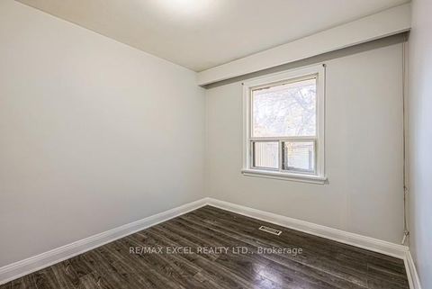 Photo 14 at 90 Flamborough Drive E, Amesbury, Toronto