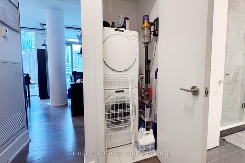 Photo 11 at 403 - 39 Queens Quay, Waterfront Communities C8, Toronto