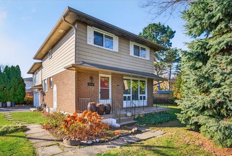 Photo 2 at 214 Vance Drive, BR Bronte, Oakville