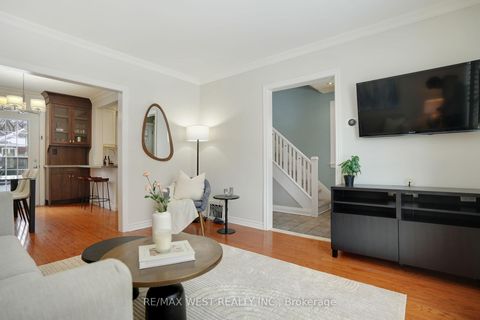 Photo 3 at 10 Allanbrooke Drive, Kingsway South, Toronto
